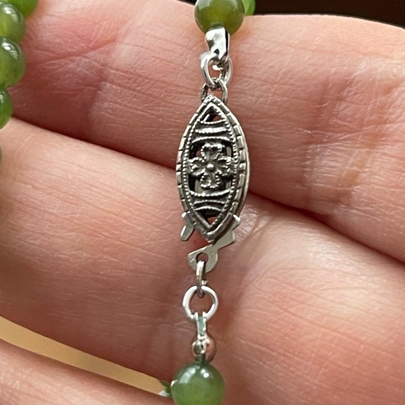 Antique spinach green jade bead silver necklace - Picture 5 of 6